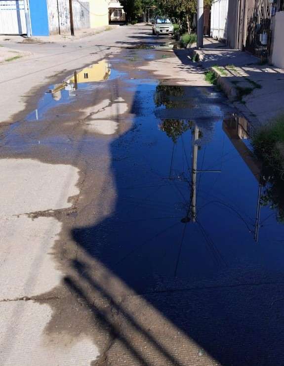 Sigue Jmas sin atender fuga de agua en la colonia Los Girasoles