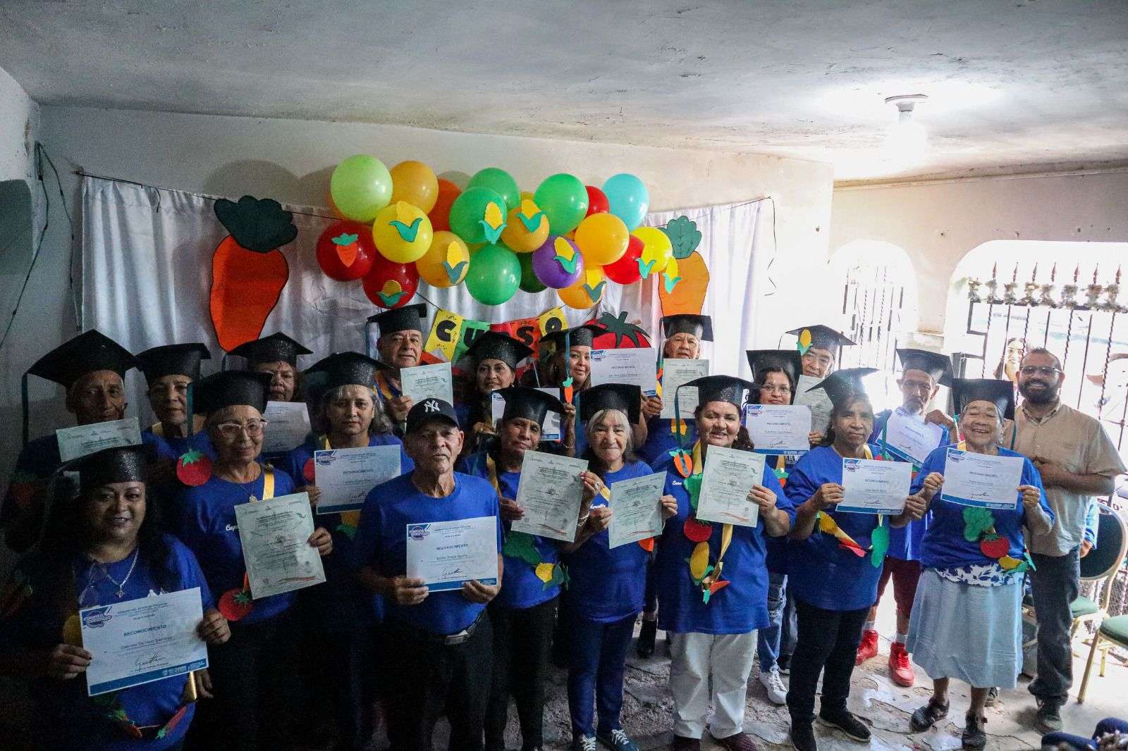 Certifican a adultos mayores en huertos urbanos