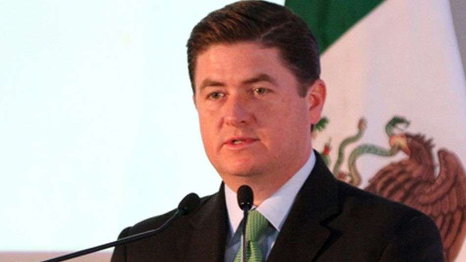 Retienen a exgobernador de Nuevo León en revisión exhaustiva de EU