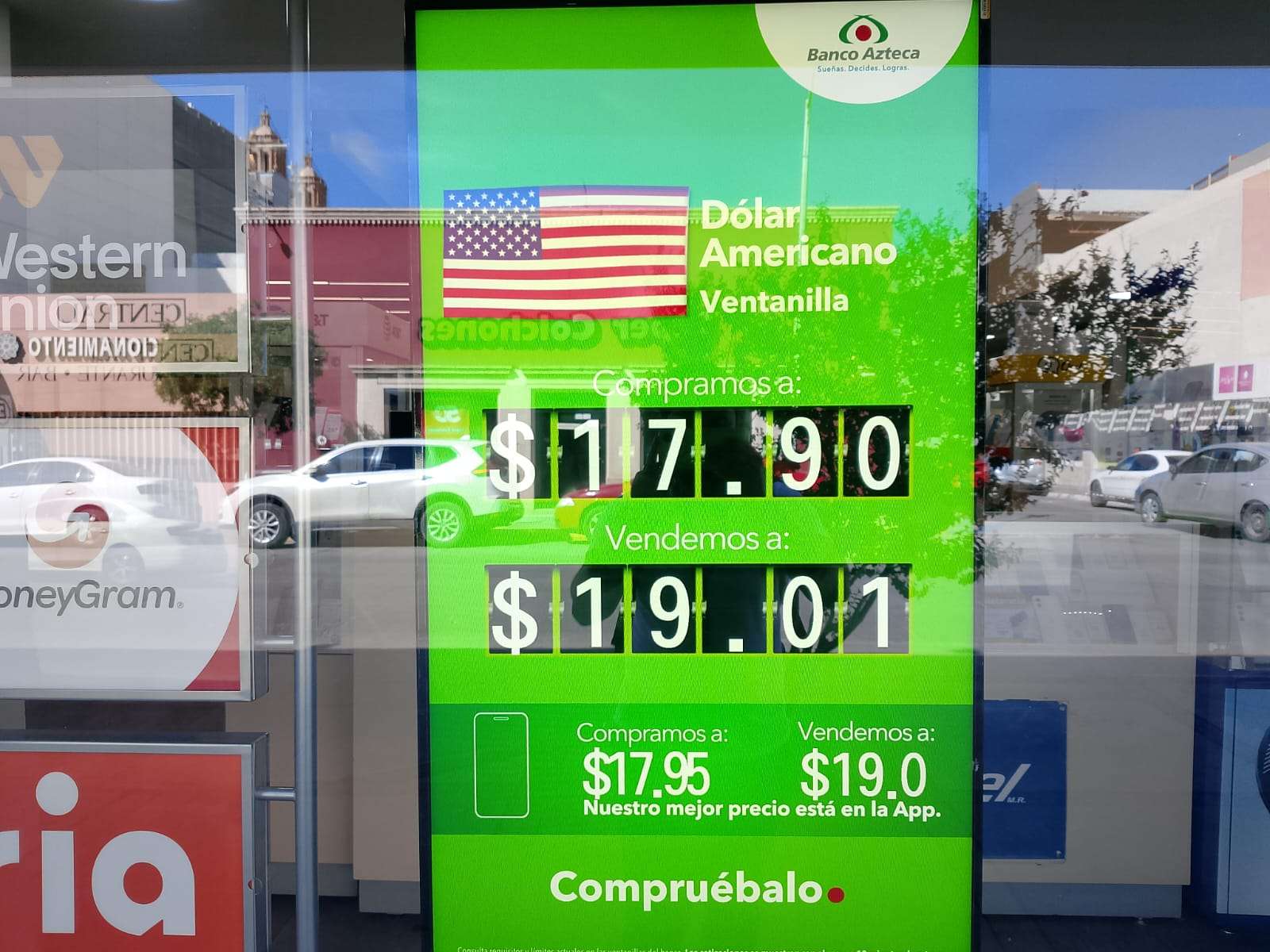 Baja el dólar a $19.01 este domingo en Banco Azteca