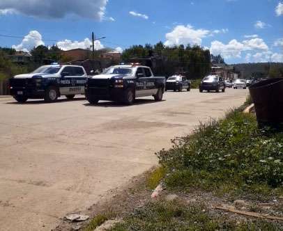 Despiden con caravana a policías ejecutados en Madera