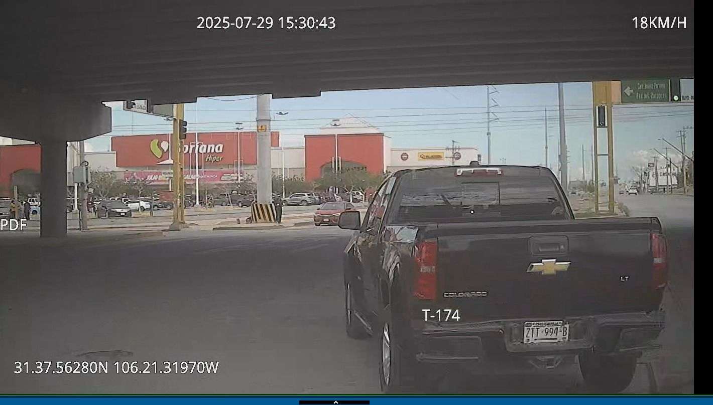 Choca pick up unidad del JuárezBus