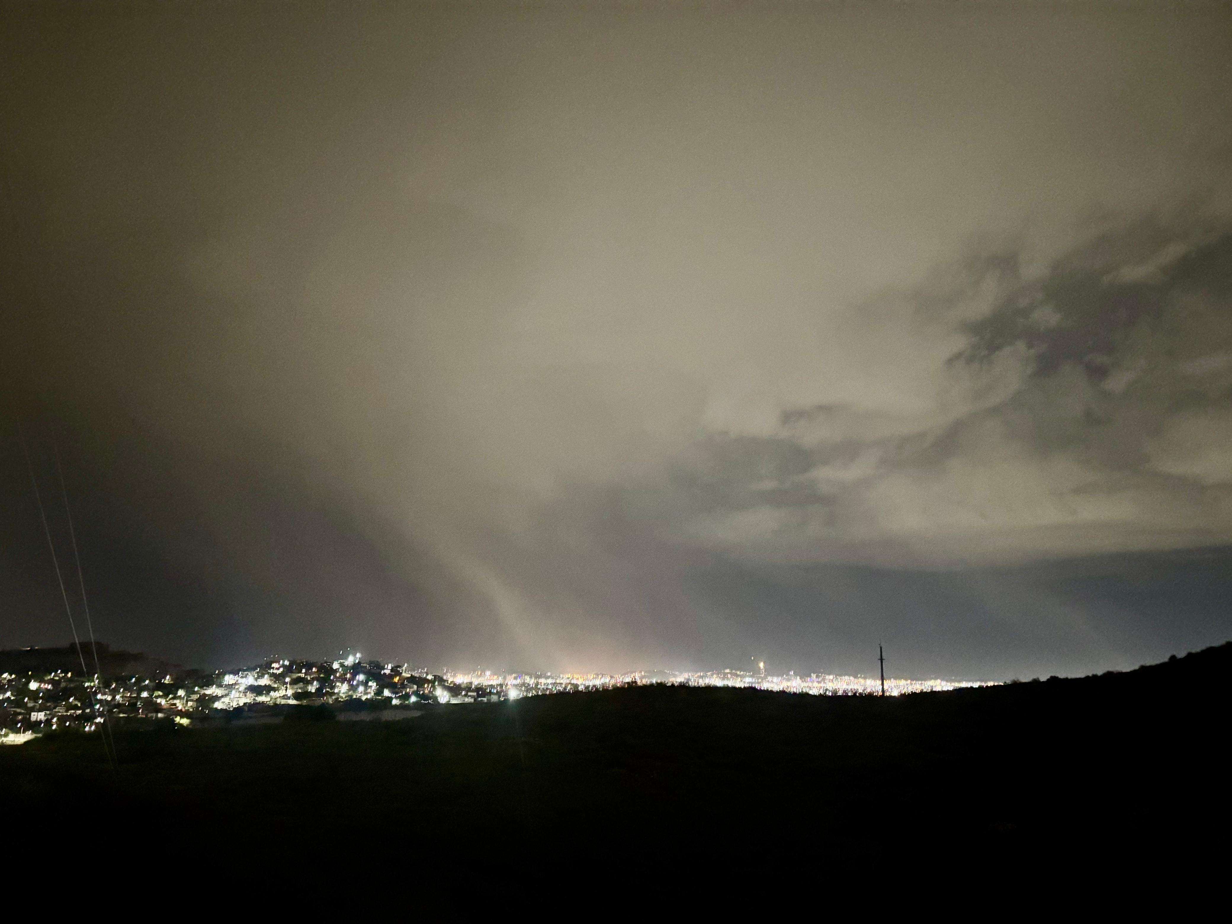 Cae lluvia con relámpagos en toda la ciudad