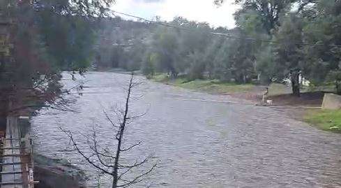 Se desborda arrollo en Majalca por fuertes lluvias