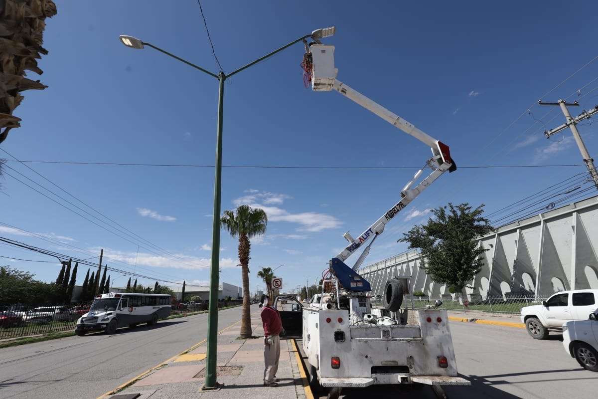 Instala Municipio 34 luminarias LED tras daños por tormenta