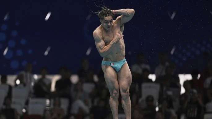 Gana Osmar Olvera primer oro para México en una prueba olímpica varonil de clavados
