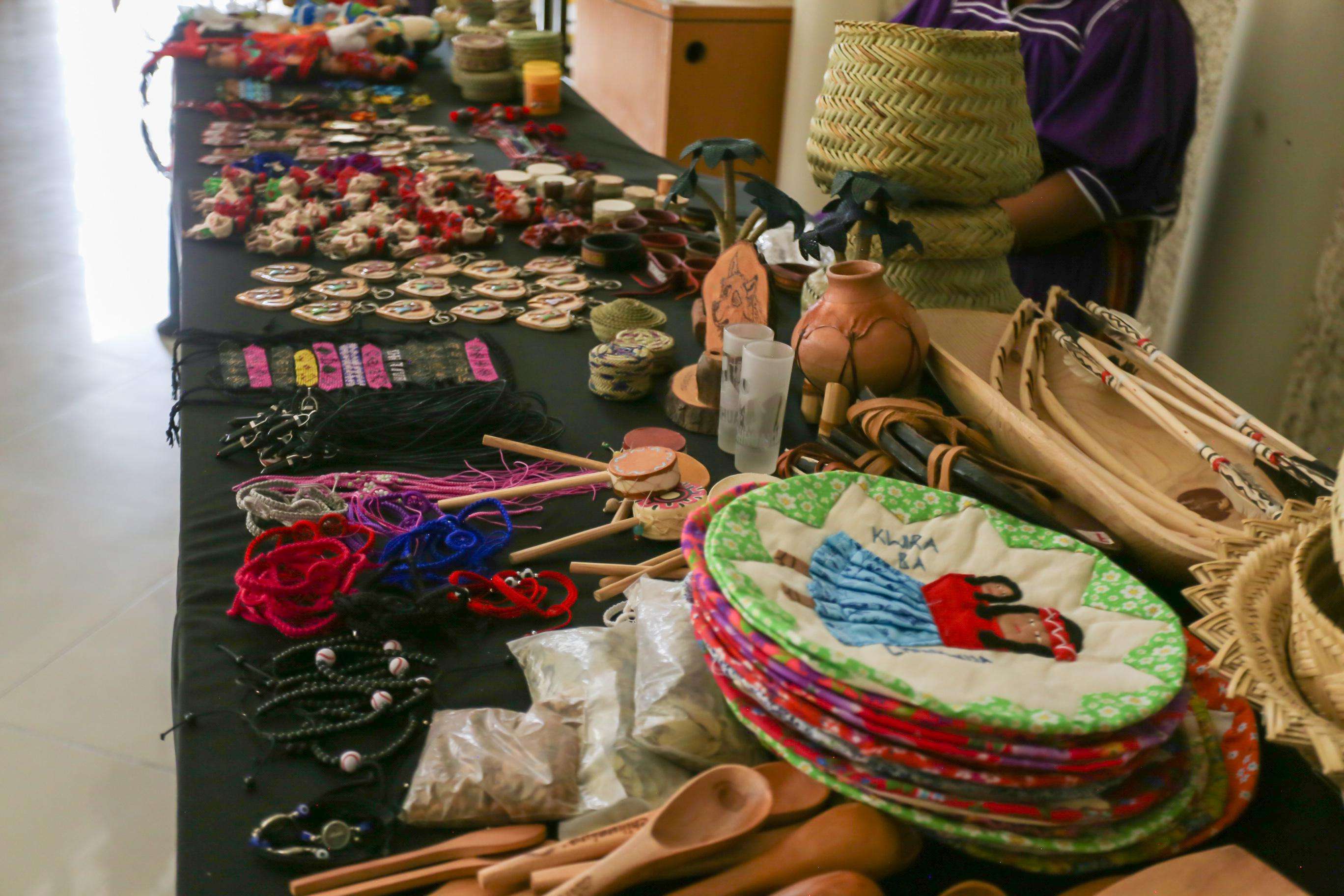 Arranca exposición y venta de artesanías tarahumaras en Delicias