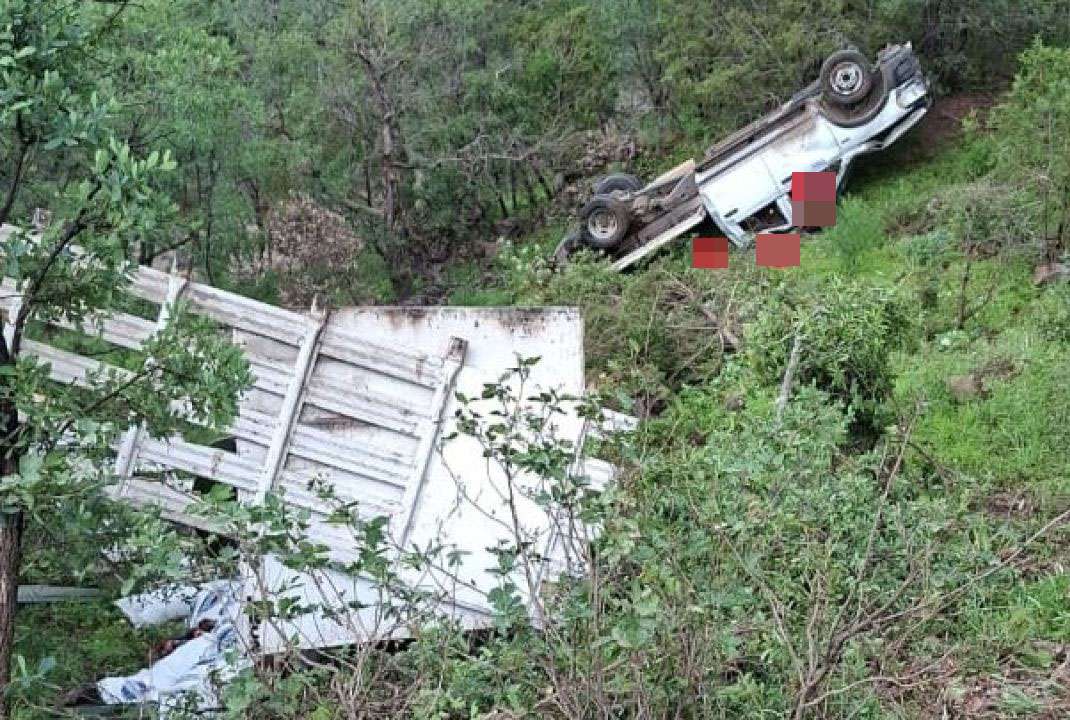 Se desbarranca troca del Dif en Madera; 1 muerto y 3 lesionados