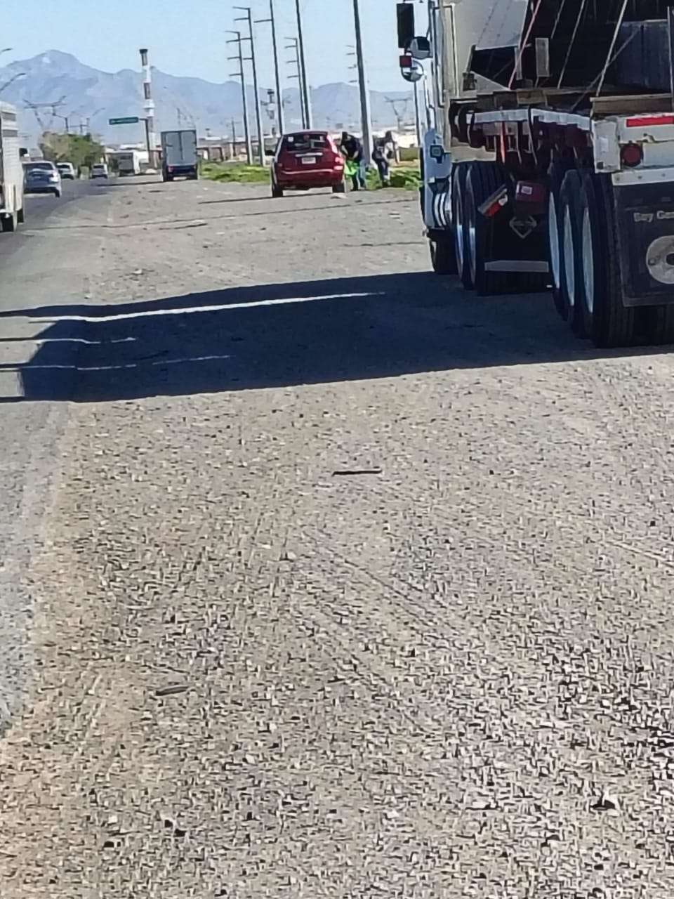 Piden apoyo para identificar a pareja que tiró basura en la Panamericana