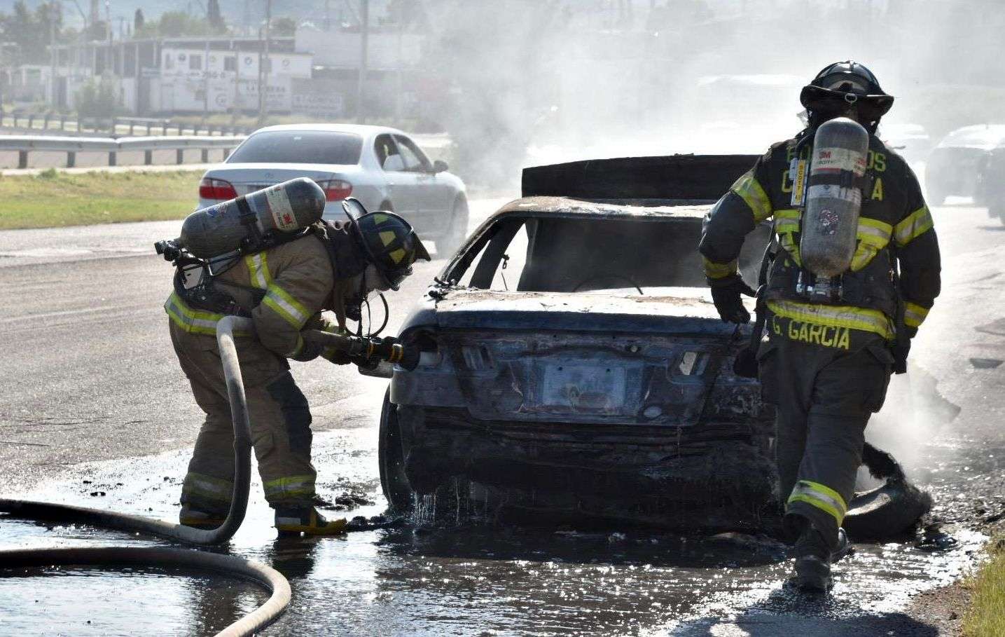 Se calcina carro en la vialidad Los Nogales