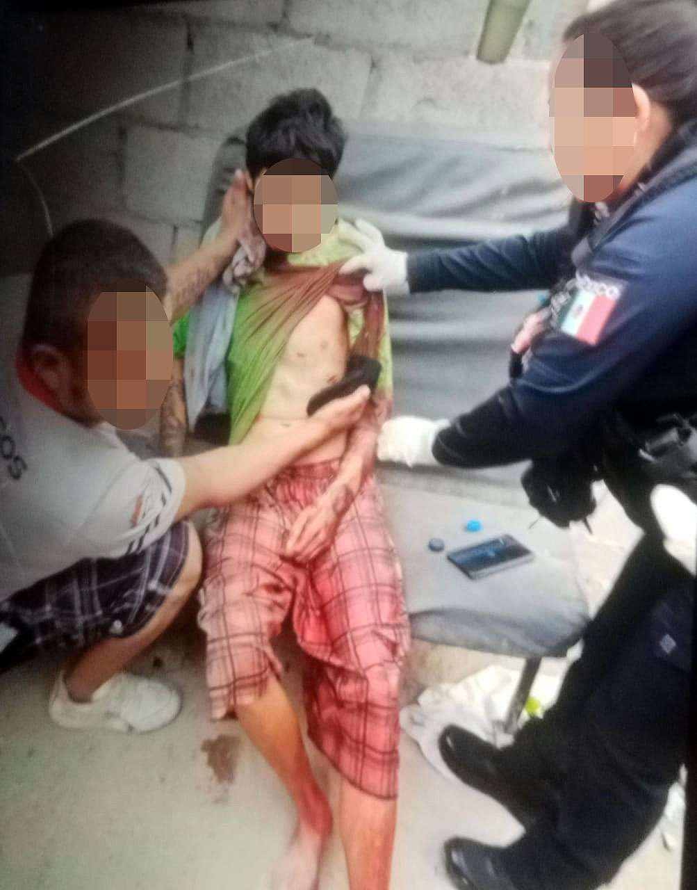 Llevan en camión al hospital a joven acuchillado
