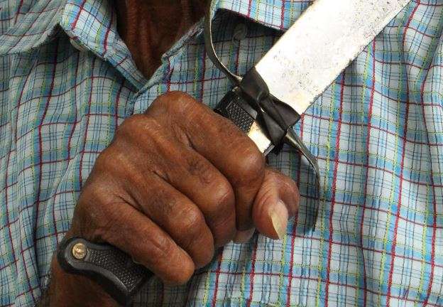 Mata a machetazos a su hijo y deja grave a su pareja 