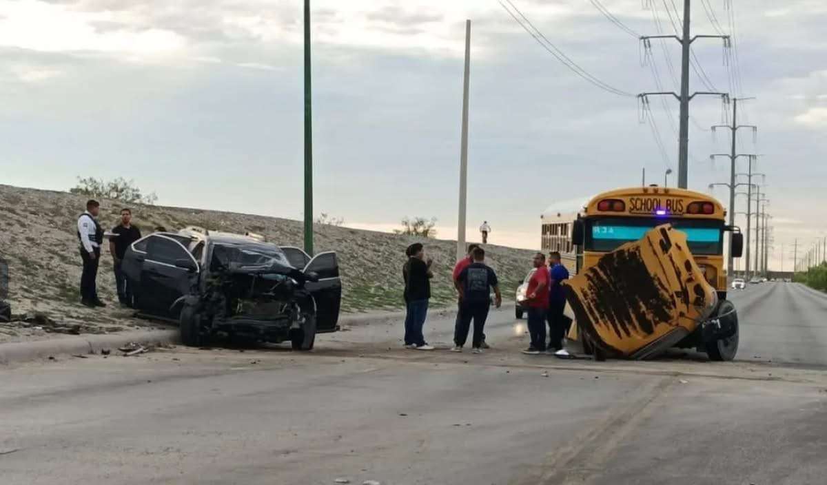 Choca camión de personal contra camioneta en bulevar Juan Pablo II