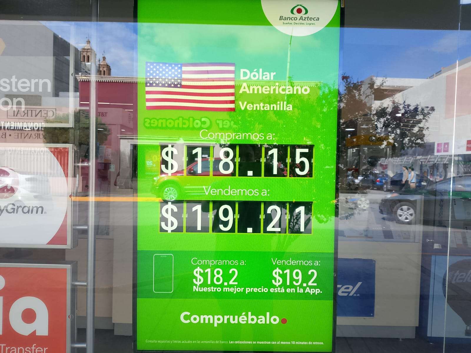 Permanece el dólar a $18.15 este domingo en Banco Azteca