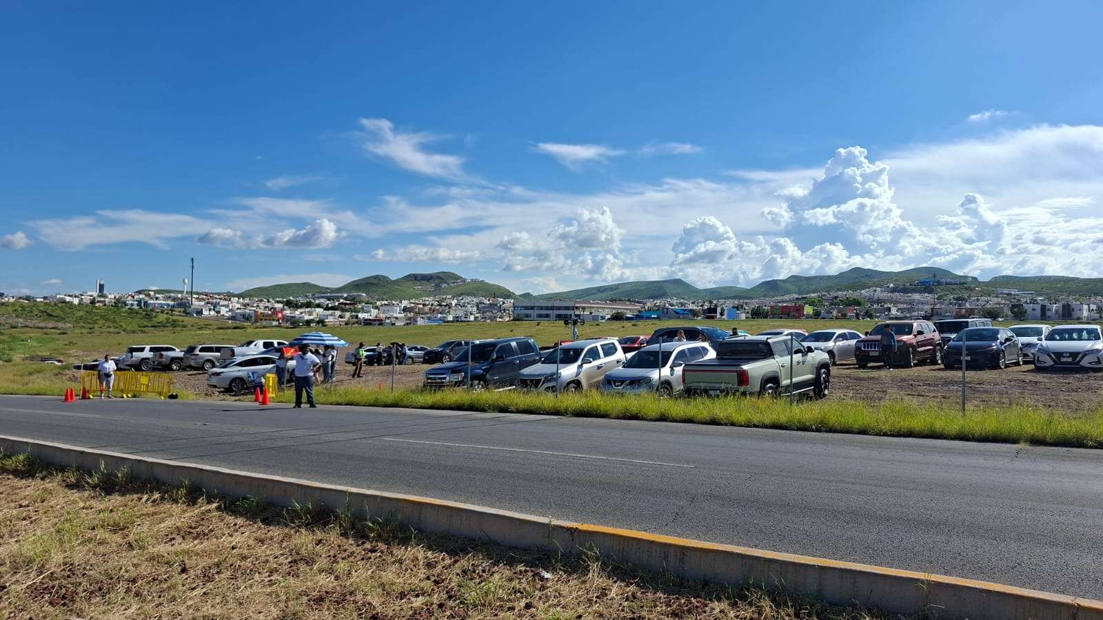 Hacen su agosto en renta de estacionamiento por Shakira 