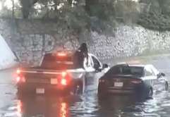 Rescatan a mujer atrapada por agua en puente internacional Santa Fe