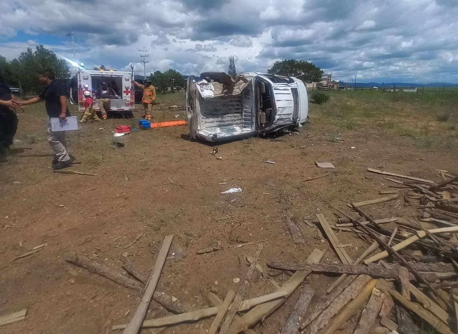 Muere pareja al volcar troca en Madera