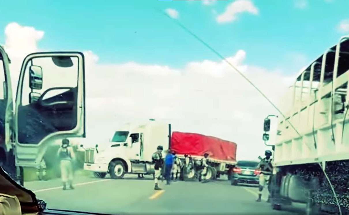 Bloquean 2 tráileres carretera Aldama a Ojinaga