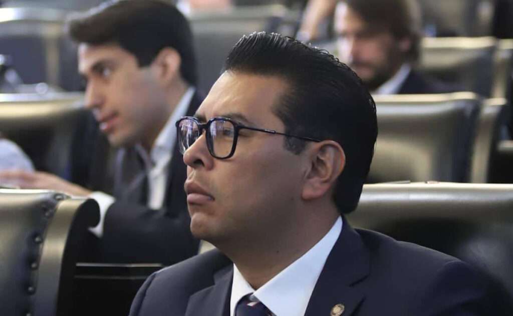 Queda PRI en Senado con 13 miembros por renuncia de Néstor Camarillo