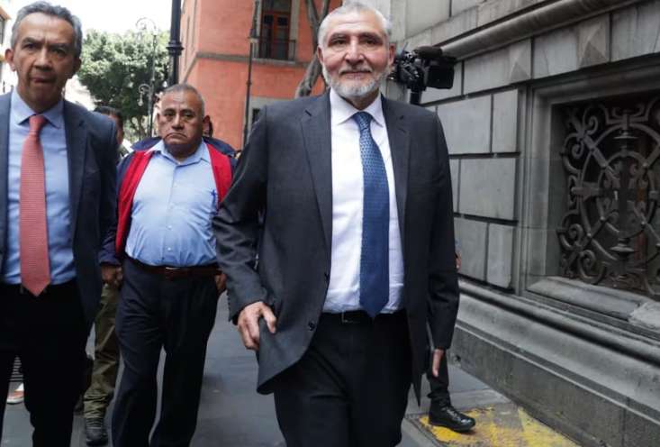 Saludos a La Barredora, le gritan a Adán Augusto rumbo a plenaria