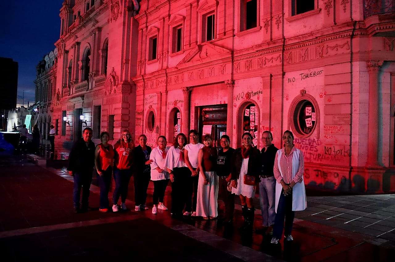 Iluminan de rojo la Presidencia por Día del Mieloma Múltiple 