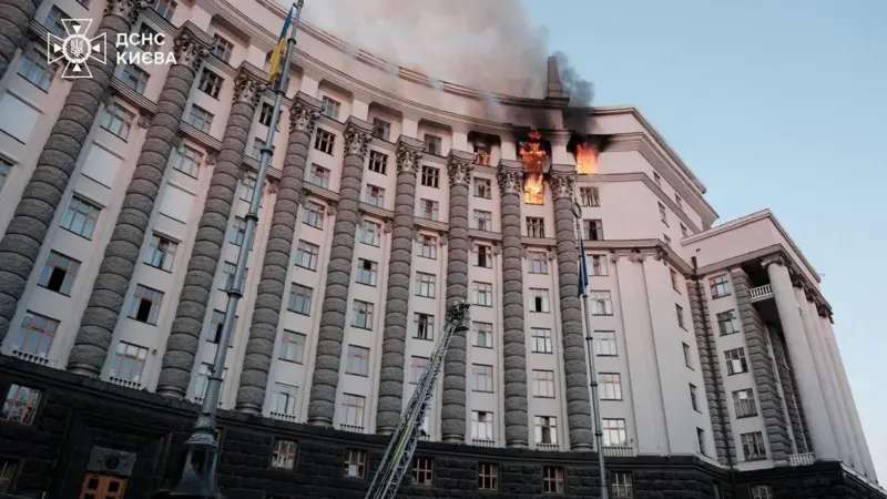 Ataca Rusia por primera vez edificio del Gabinete de Ucrania