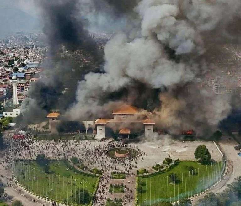 Derrocan miles de jóvenes al gobierno de Nepal; renuncia Primer Ministro