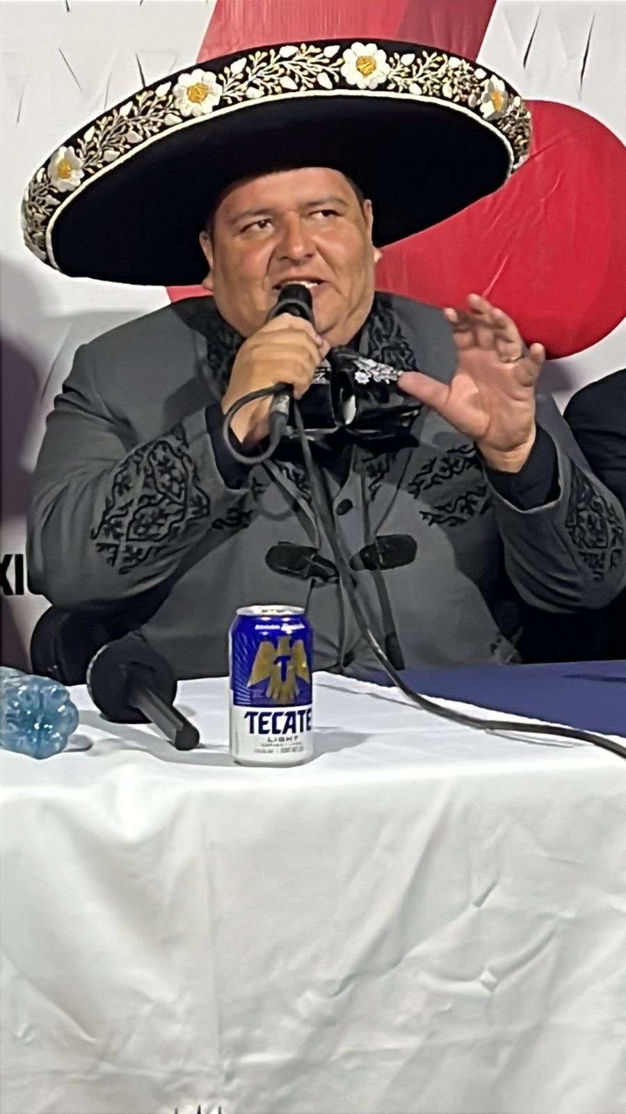Luis Alfredo Jiménez ride homenaje a El Rey 