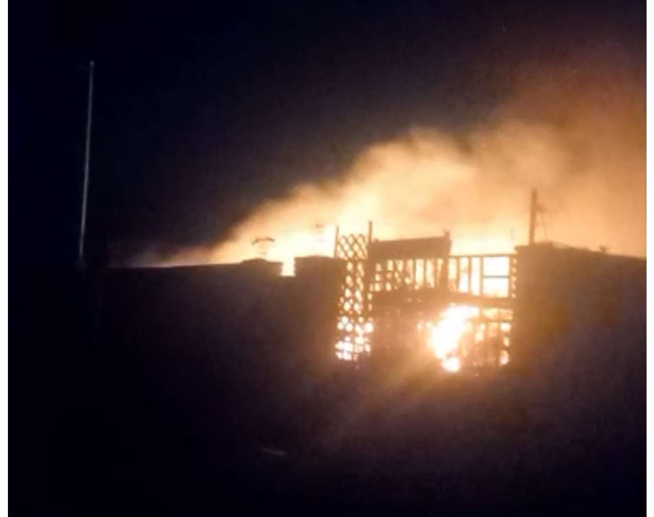 Consume incendio casa en Cumbres de Sacramento