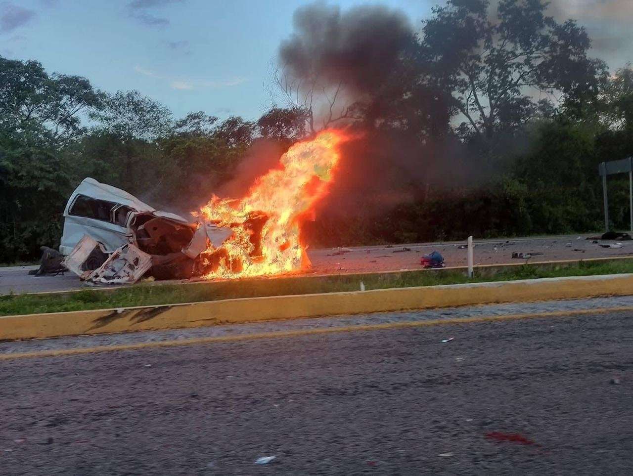 Mueren prensados 15 trabajadores luego de choque en Yucatán
