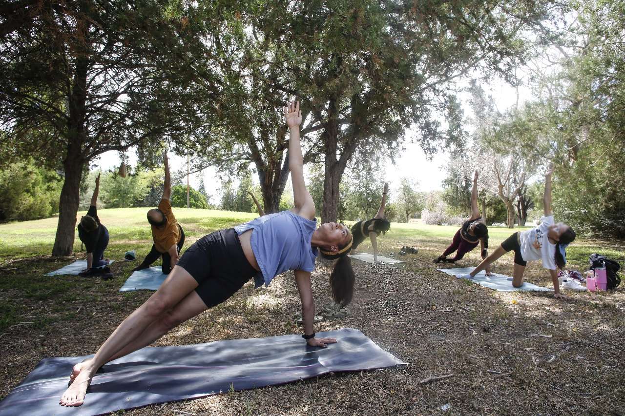 Impulsan hábitos saludables con la primera sesión de yoga en el MAHCH