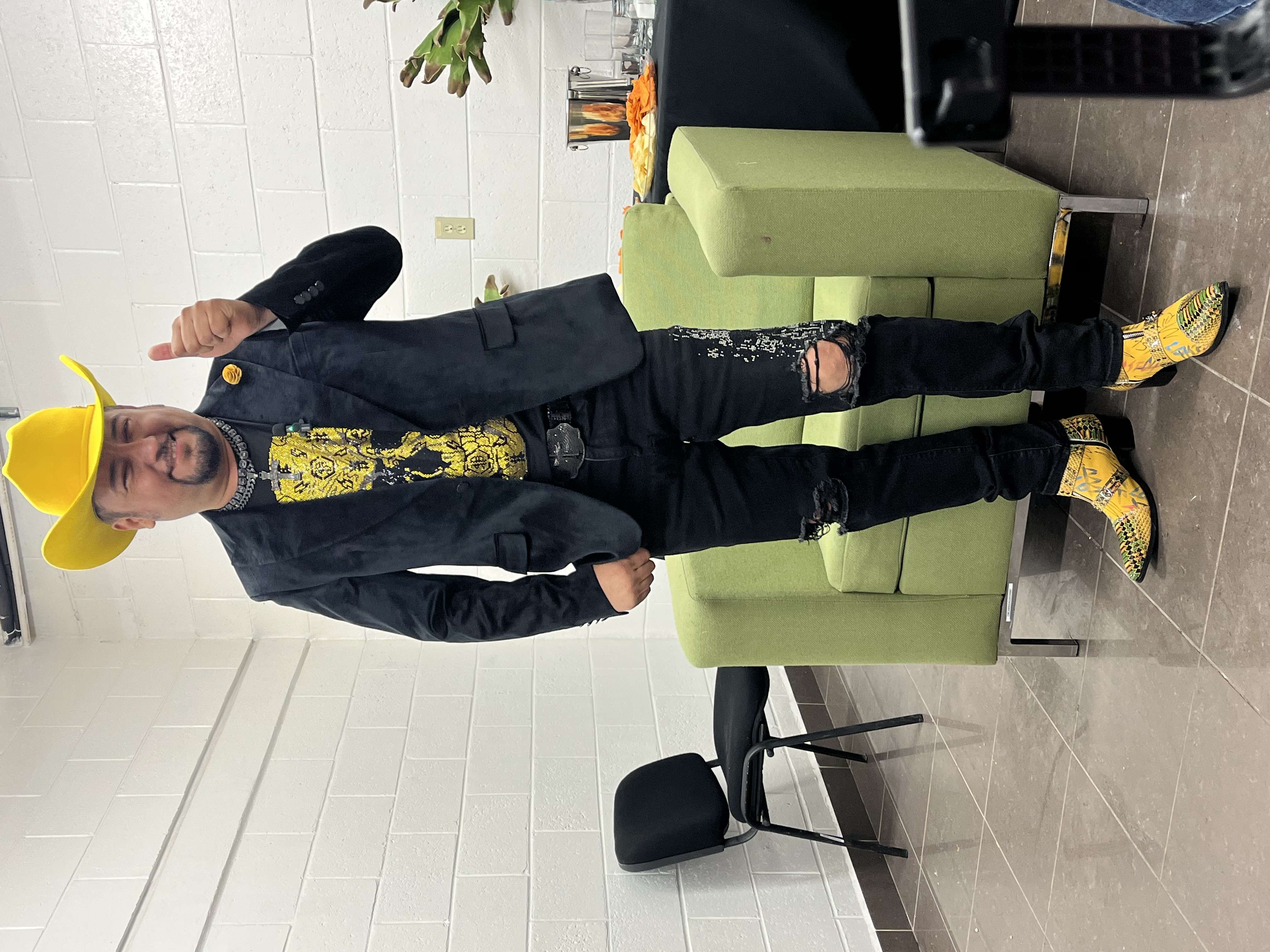 Centra Compa Kenny sus canciones en el amor y el desamor