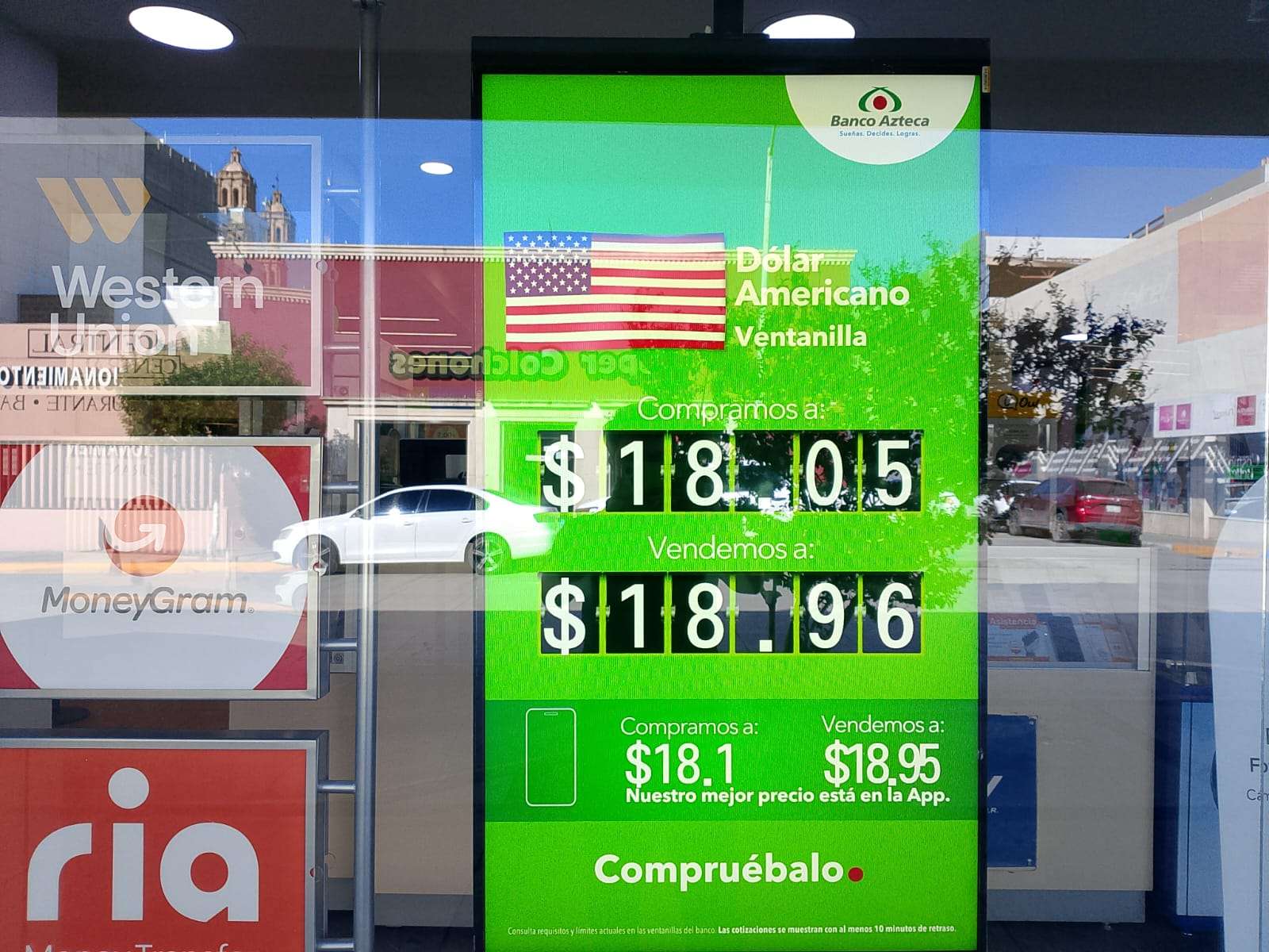 Se vende el dólar a $18.96 en Banco Azteca este domingo