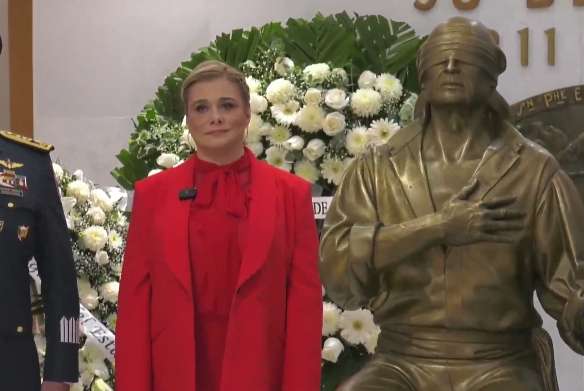 Encabeza Maru guardia de honor en altar a la Patria