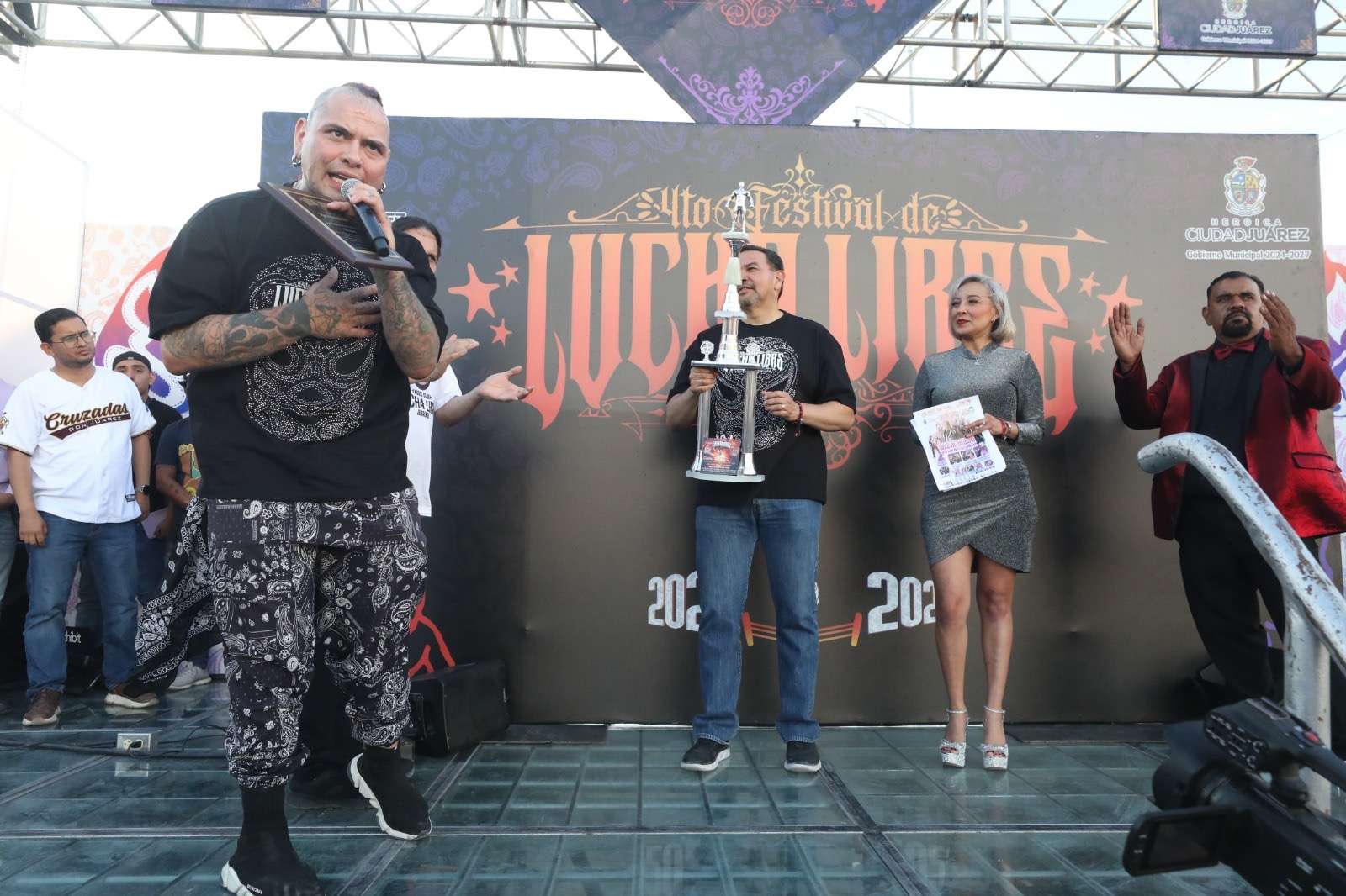 Vibra Juárez con la lucha libre, dan homenaje al Avispón Verde