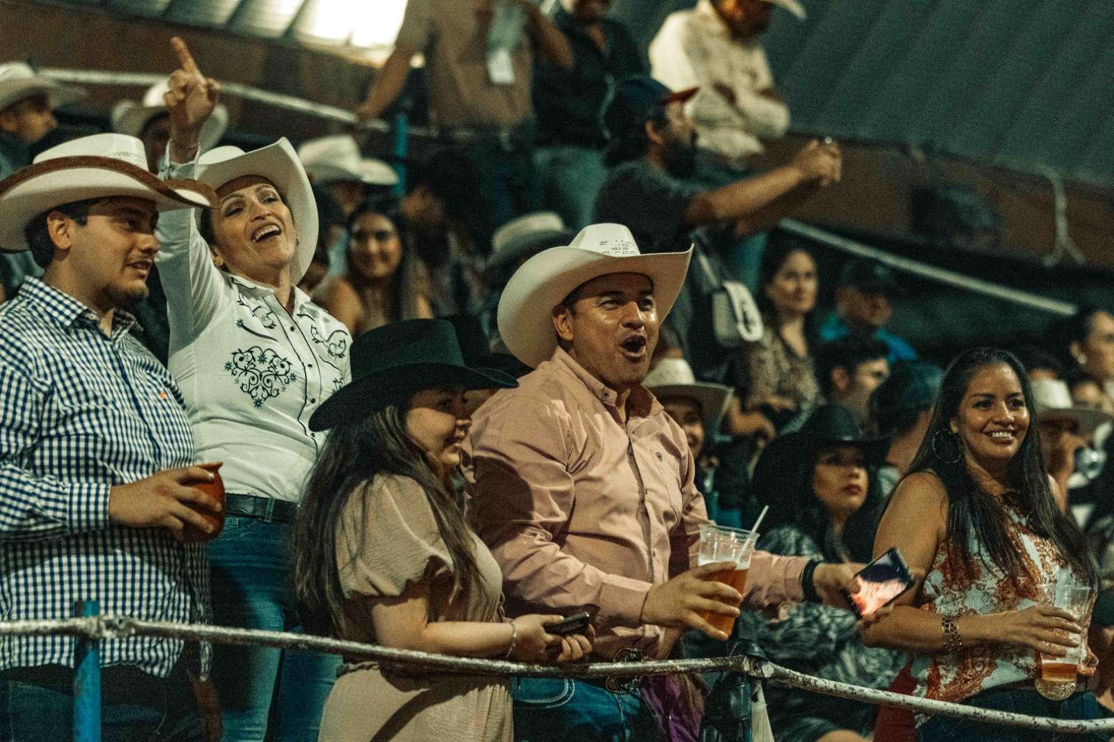 Abarrotan el Teatro del Pueblo por rodeo nocturno en Expogan | La ...