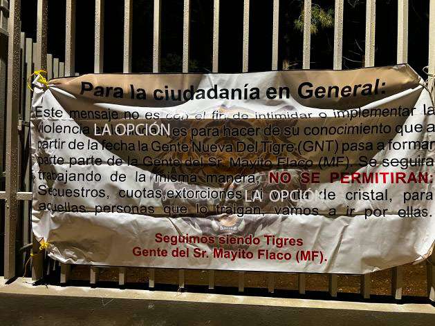 Cuelgan 4 lonas en Cuauhtémoc con mensajes de un grupo criminal