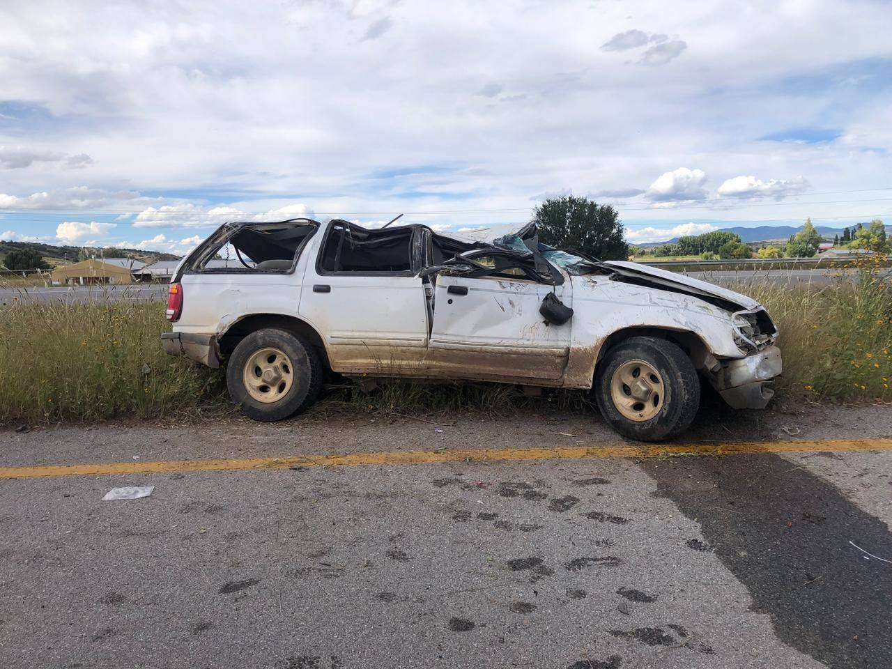 Mueren 2 al volcar camioneta en Guerrero