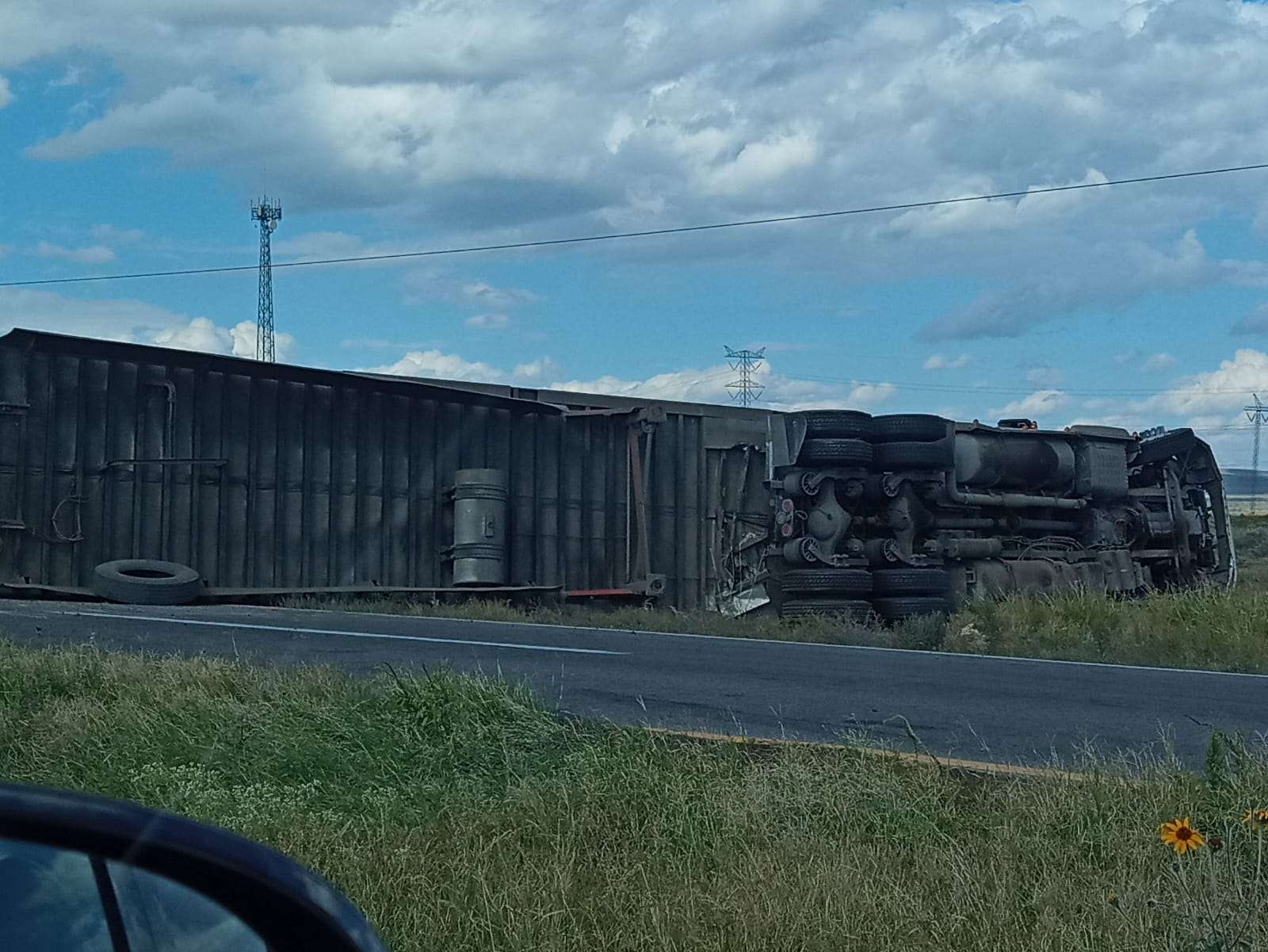 Vuelca tráiler sobre la carretera a Ciudad Juárez