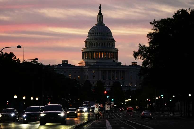 Activa EU cierre de gobierno; anuncian casi 800 mil despidos