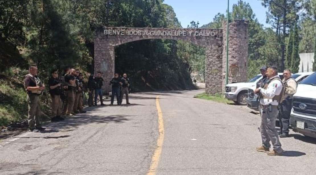 Balean a uno en el arco de entrada de Guadalupe y Calvo