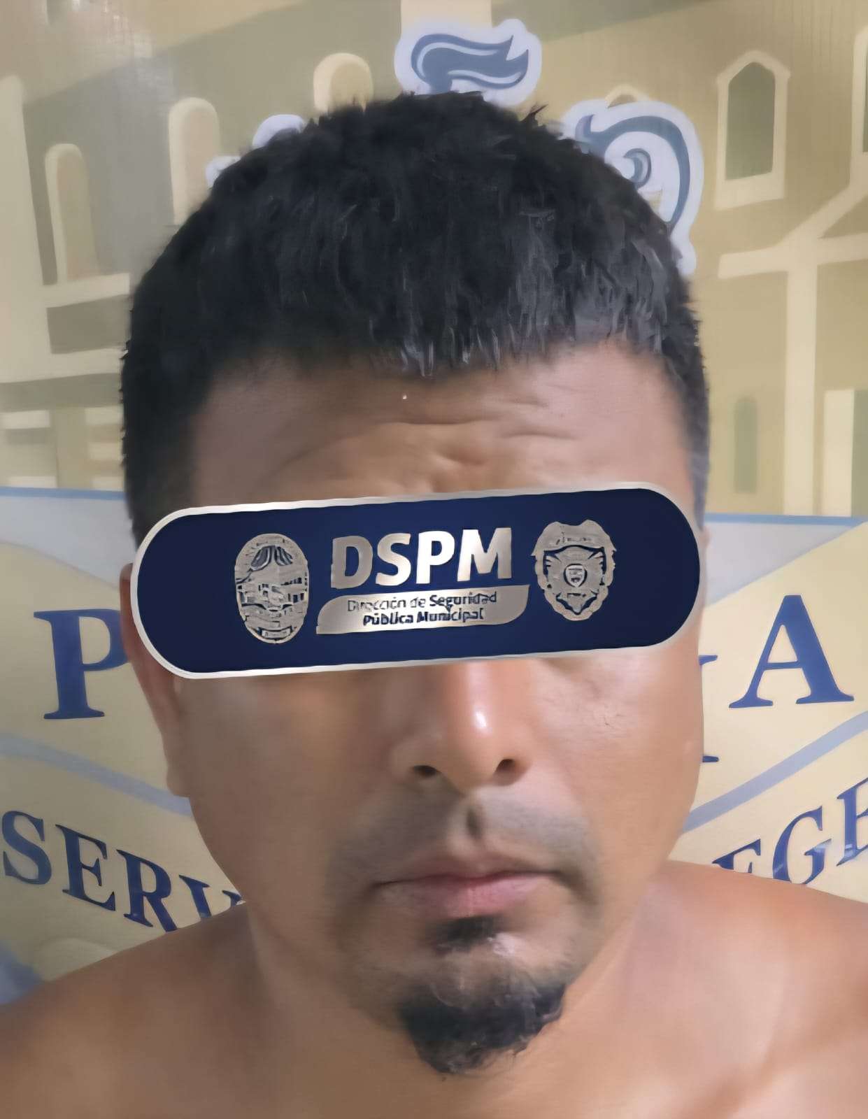 Lo neutraliza agente canino por dañar patrullas de la municipal