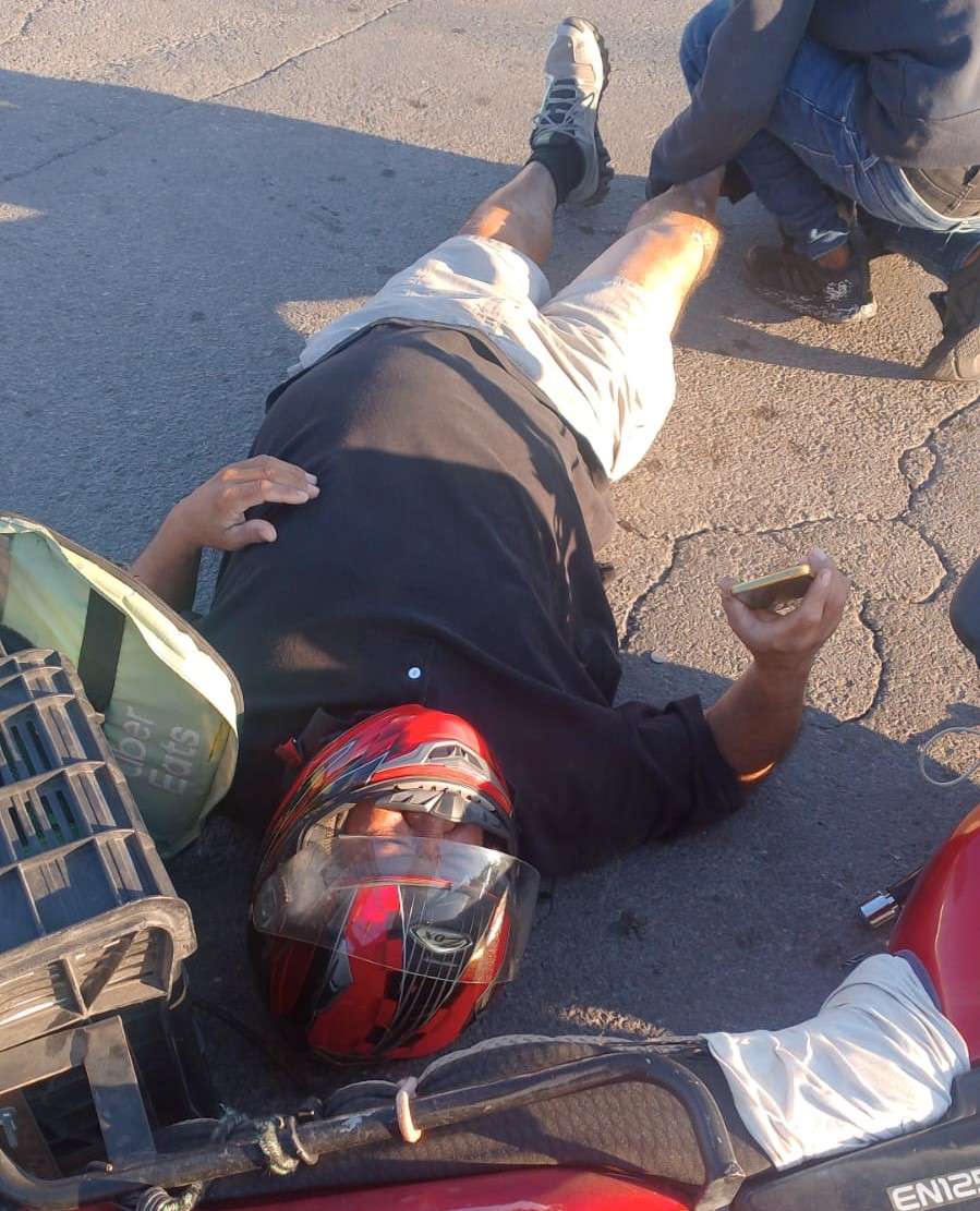 Se lesiona motociclista al chocar en la colonia San Rafael