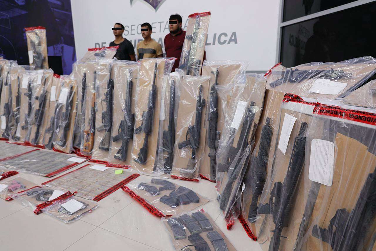 Caen 3 presuntos secuestradores y sicarios con 38 armas de fuego