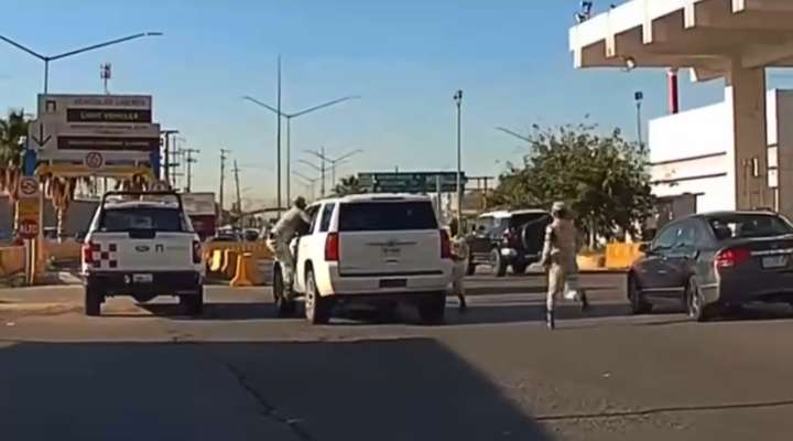 Evade conductor revisión en puente y se lleva colgado a un guardia nacional