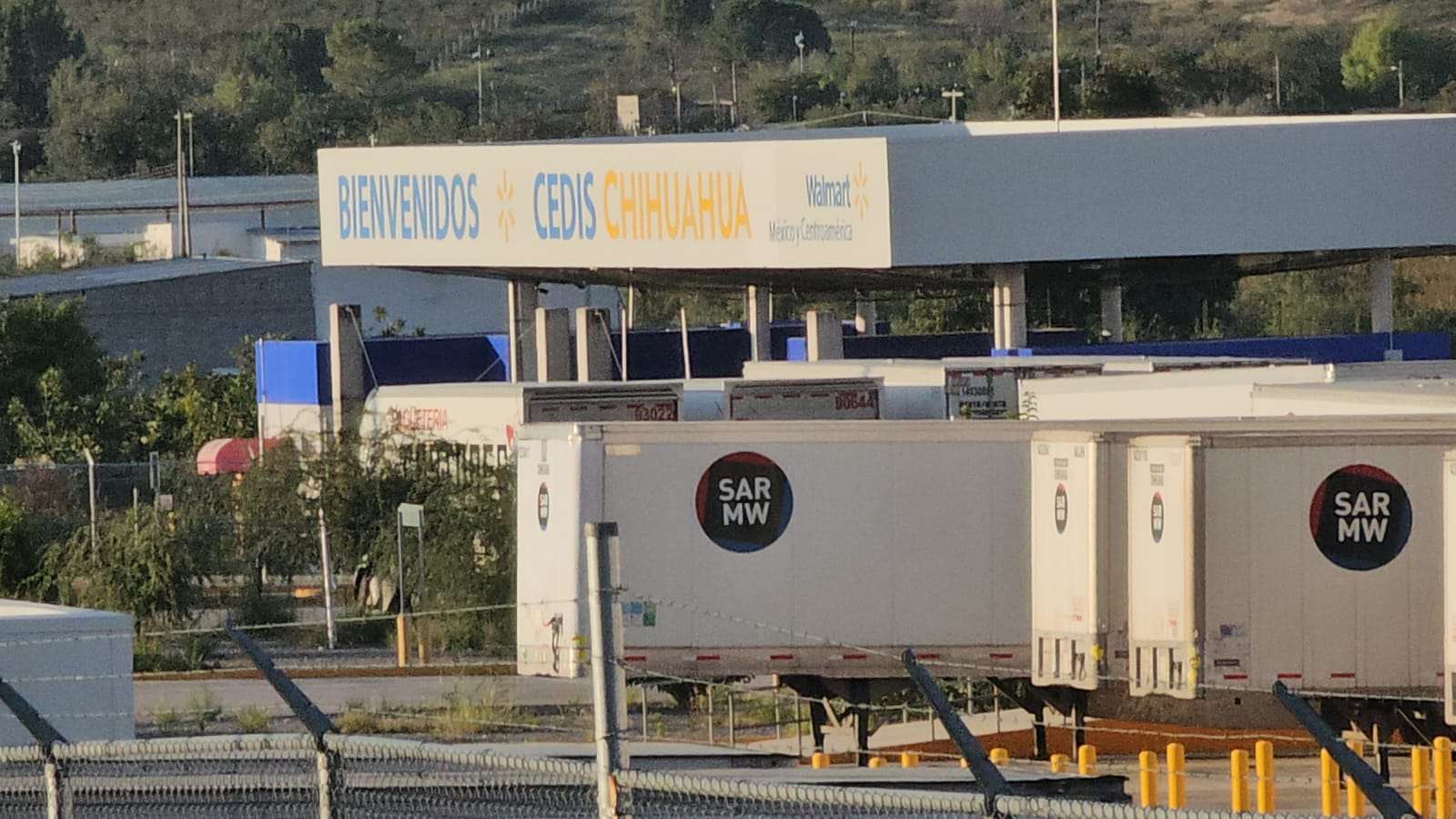 Aseguran casi 1 kilo de cristal en tráiler dentro del cedis de Walmart