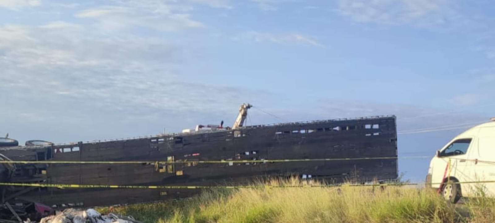 Muere trailero en volcadura sobre la vía corta a Parral