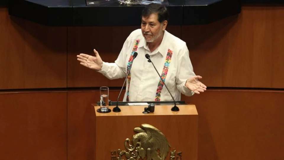 Captan a Fernández Noroña viajando en jet privado a Coahuila
