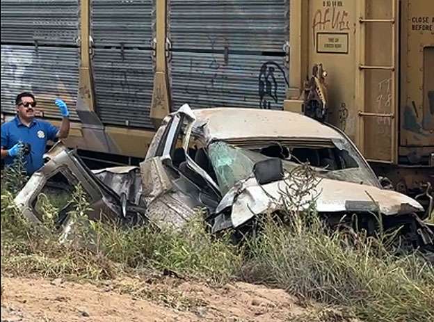 Muere mujer al chocar el tren a una troca en Saucillo