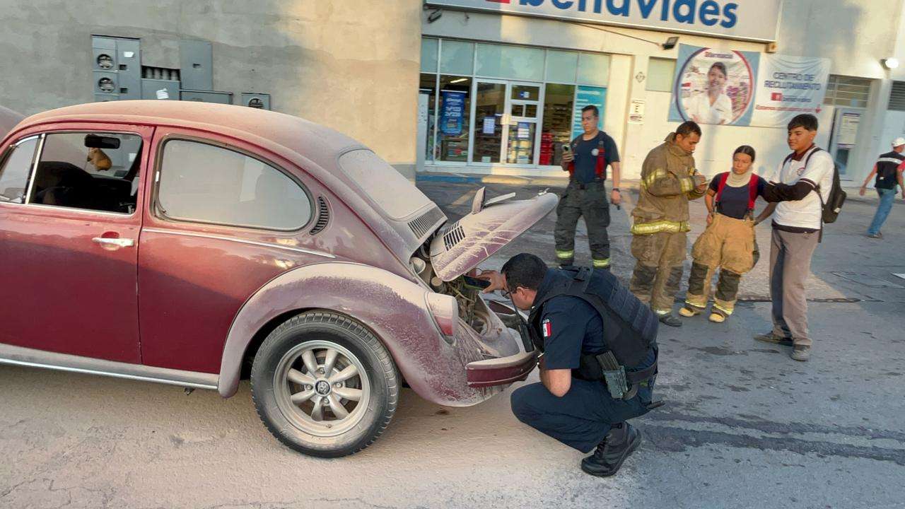Arde el motor de un bocho en la avenida Ocampo | La Opción de Chihuahua